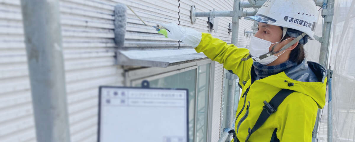 外壁塗装をしている吉田建設 株式会社のスタッフ