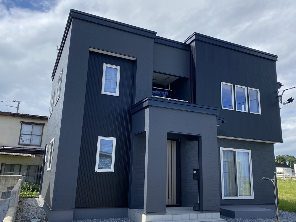 ダークブルーの外壁の戸建て住宅