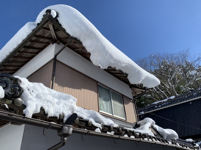 雪が落ちそうになっている屋根