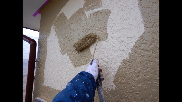 外壁塗装をしている手元