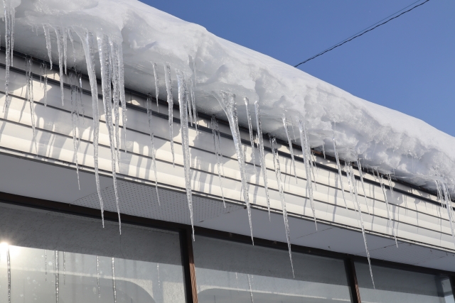 つららができた軒先