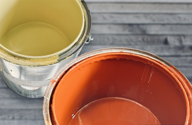 2つの塗料缶