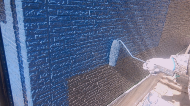 外壁塗装をしている手元