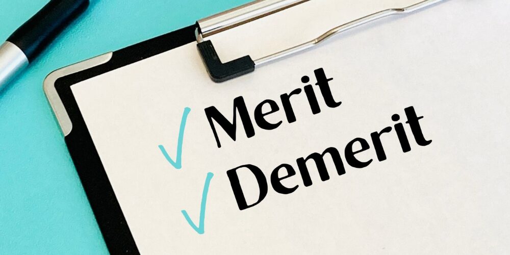 MeritとDemeritをチェックリストで比較するイメージ