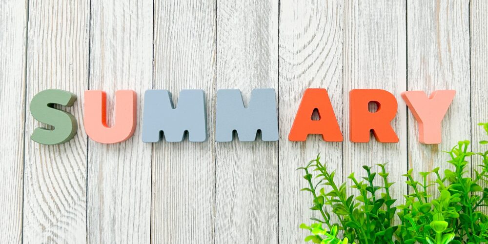 「SUMMARY」の文字ブロックが並ぶ写真